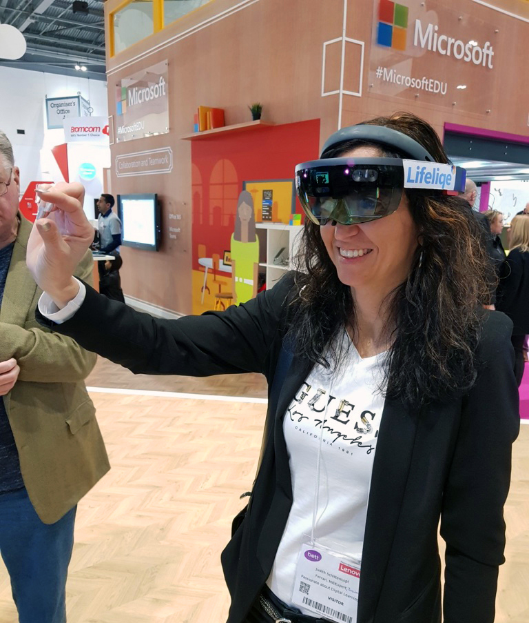Judith Birke mit Mixed-Reality-Brille
